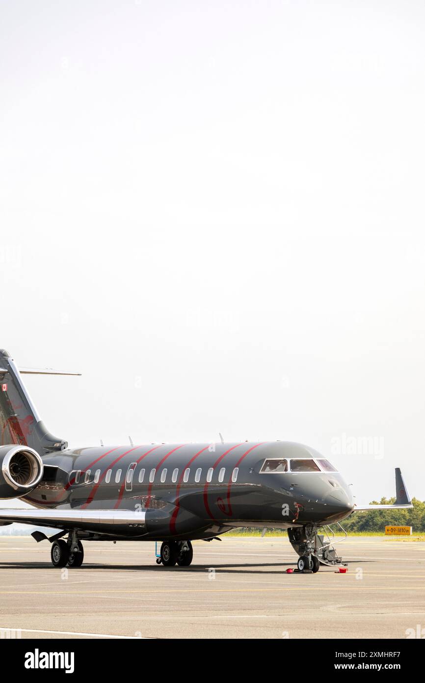 Avion bombardier hi-res stock photography and images - Alamy