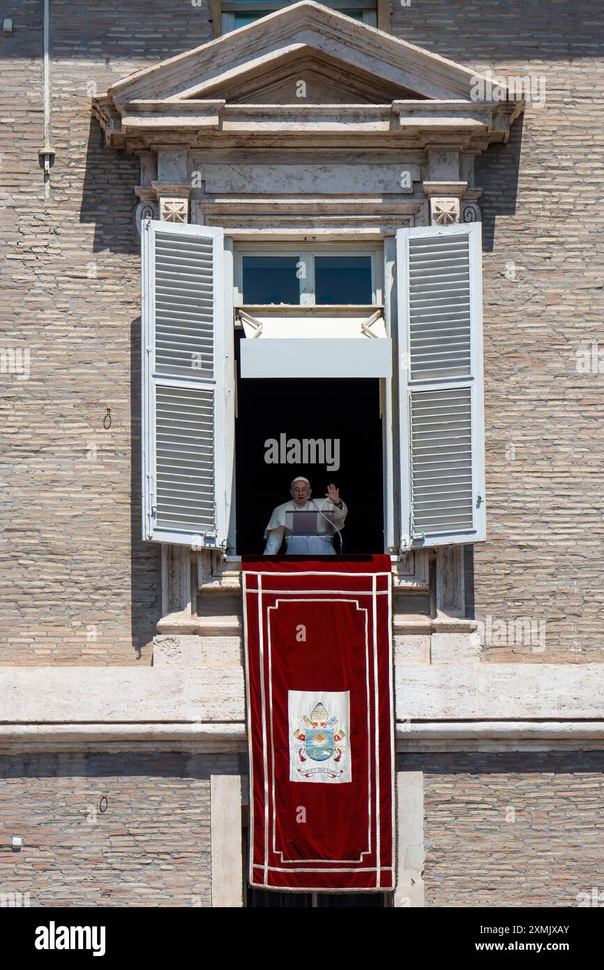 vatican-vatican-28th-july-2024-pope-francis-waves-to-the-faithful