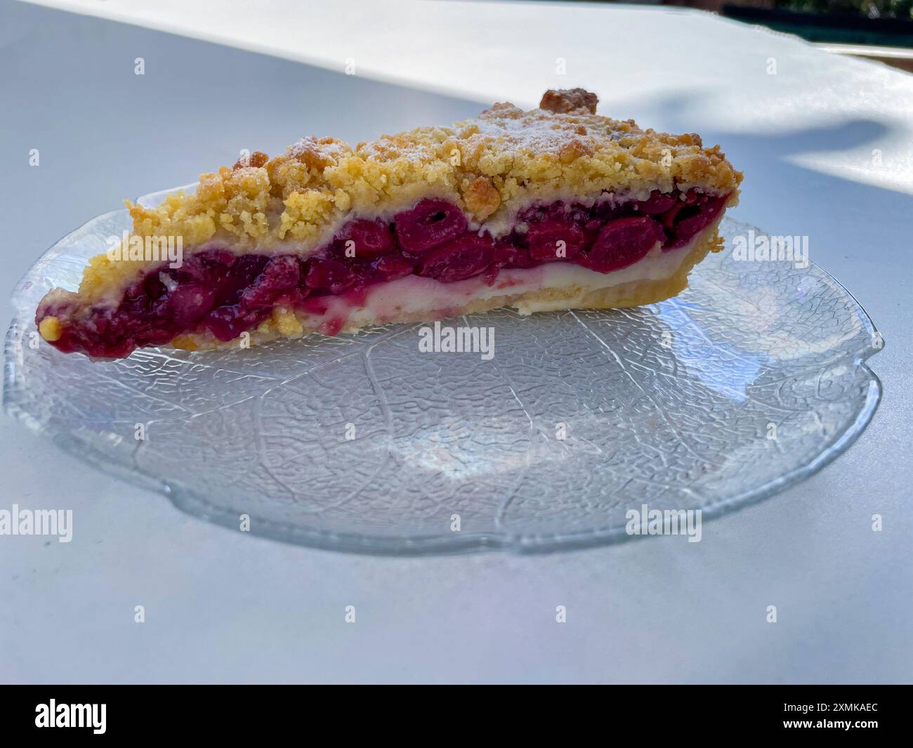 Kirschkuchen mit Mürbeteig und knusprigen Streusel Stock Photo - Alamy