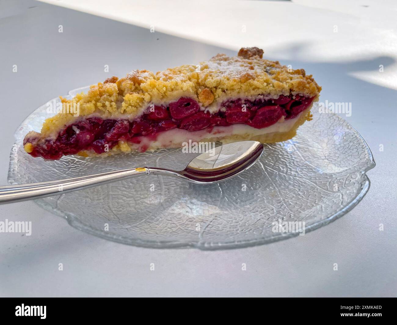 Kirschkuchen mit Mürbeteig und knusprigen Streusel Stock Photo - Alamy