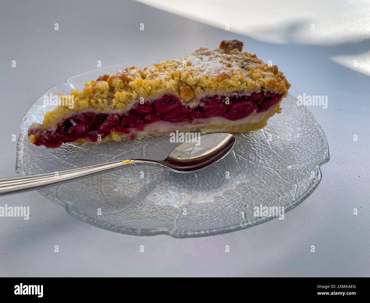 Kirschkuchen mit Mürbeteig und knusprigen Streusel Stock Photo - Alamy