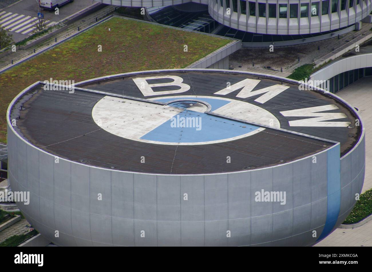 Symbolbild BMW-Logo auf rundem Dach, BMW-Gebäude, München, Luftaufnahme ...