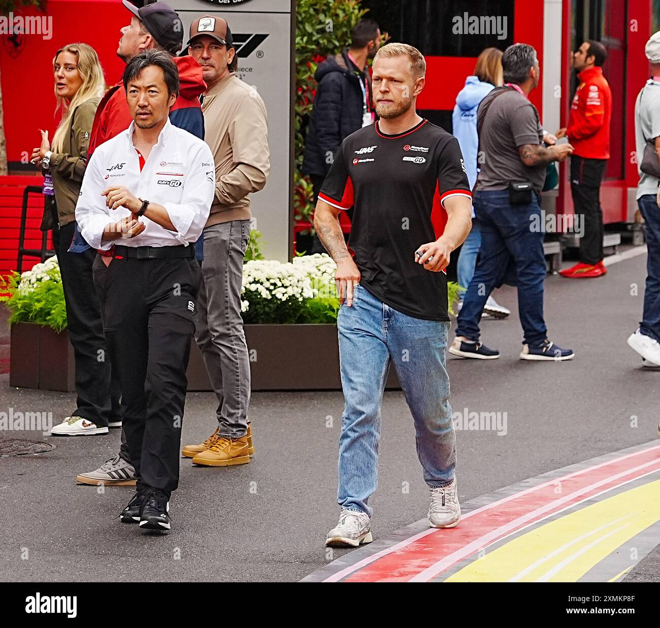 27.07.2024, Circuit de Spa-Francorchamps, Spa-Francorchhamps, Formula 1 Rolex Belgian Grand Prix 2024 , im Bild Teamchef Ayao Komatsu (Moneygram Haas F1 Team) mit Kevin Magnussen (DNK), Haas F1 Team Credit: Alessio De Marco/Alamy Live News Stock Photo