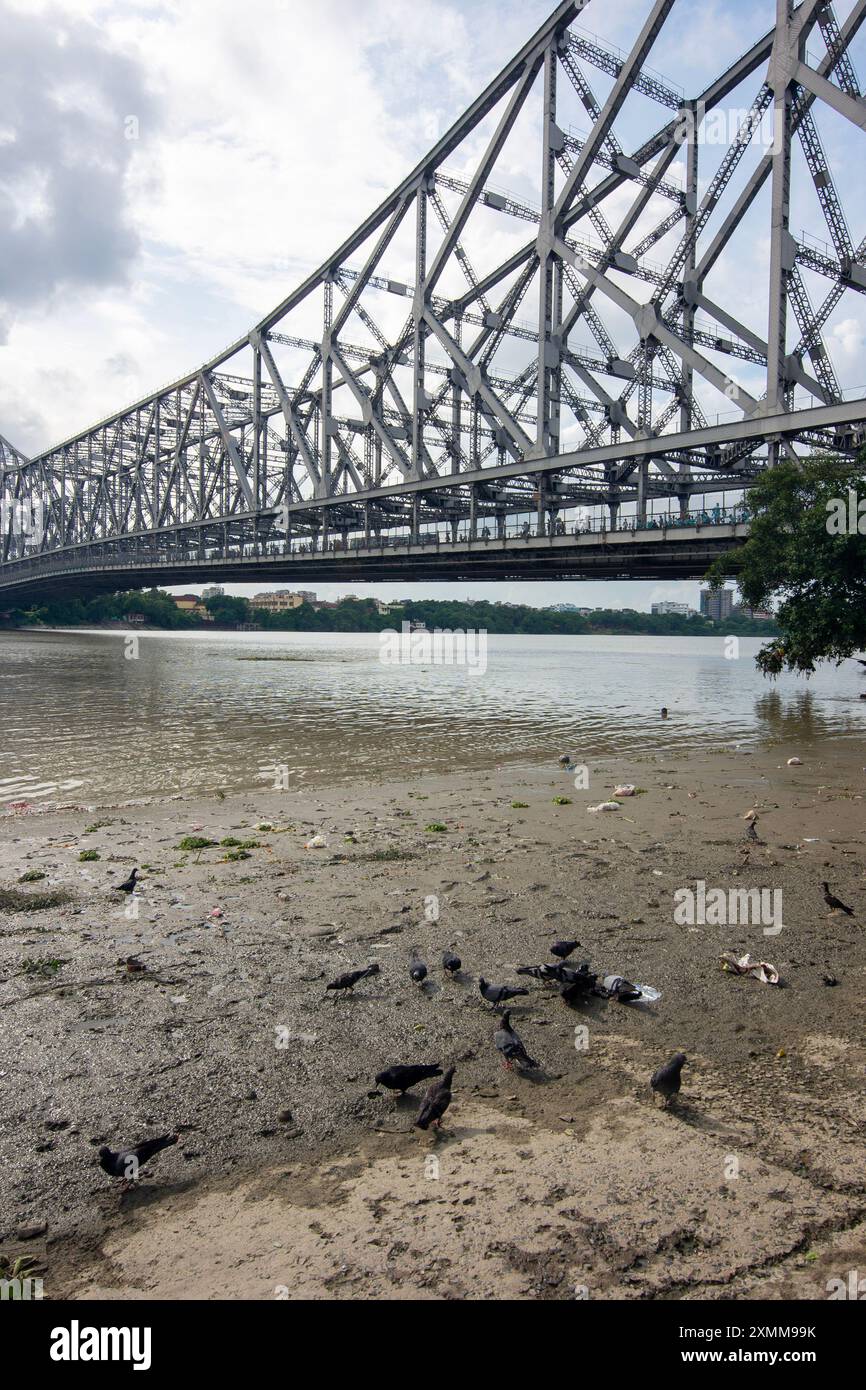 An iconic landmark in Kolkata, the Howrah Bridge is a huge steel bridge ...