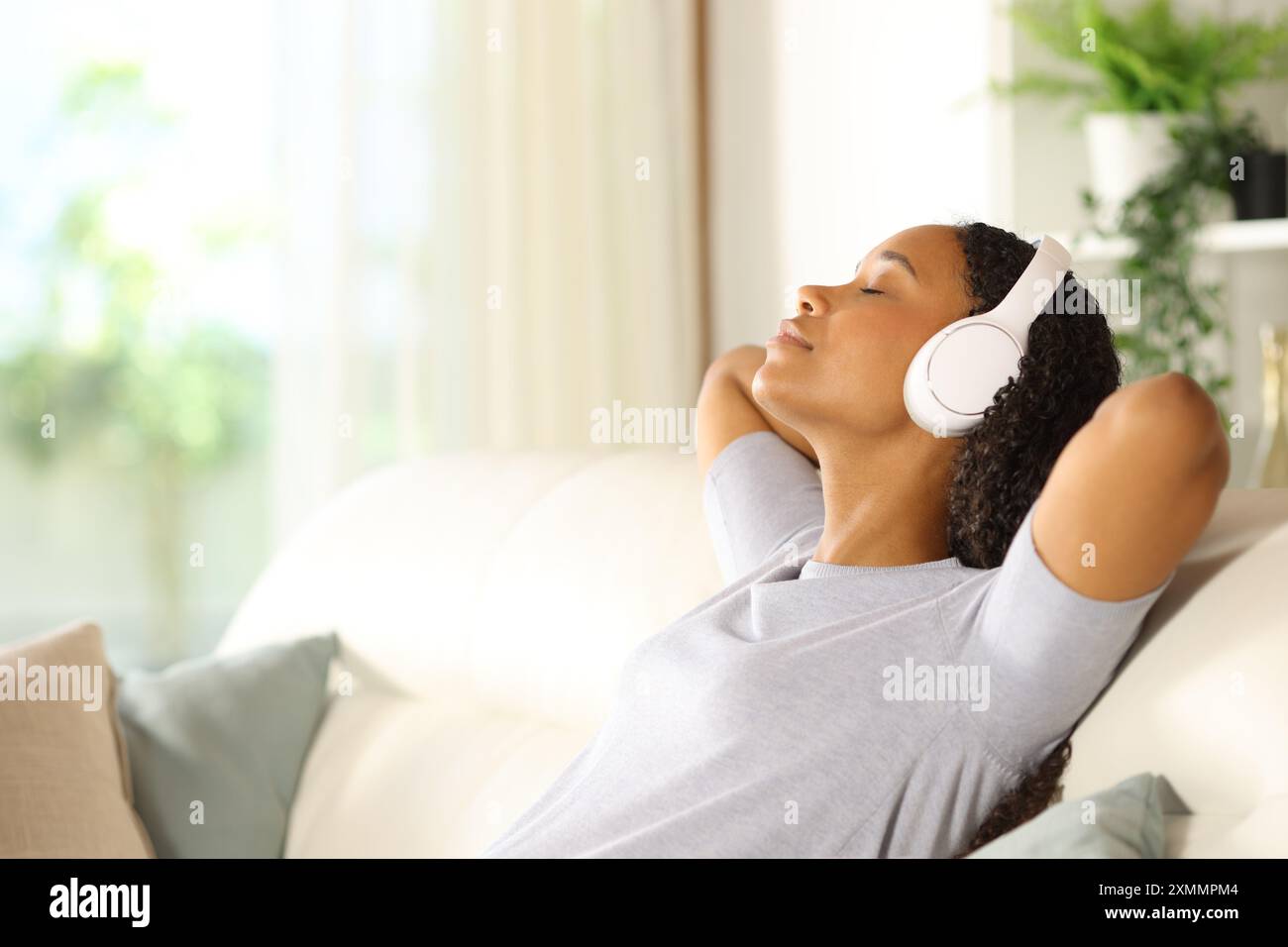Black african girl headphone hi-res stock photography and images - Alamy
