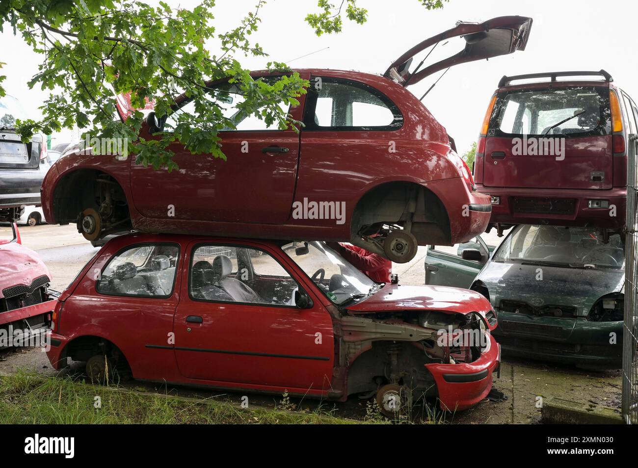 GERMANY, Norderstedt, Kiesow car recycling and scrapyard for old used cars / DEUTSCHLAND, Norderstedt bei Hamburg, KIESOW Autorecycling + Autoteile GmbH, Autoverwertung und Recycling Stock Photo