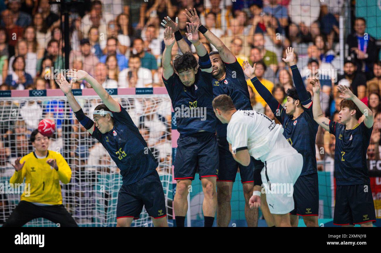 Paris, France. 29th Jul 2024.  Sebastian Heymann (GER) scores a goal vs Hiroki Motoki (JPN) Jin Watanabe (JPN) Hiroyasu Tamakawa (JPN) Tatsuki Yoshino (JPN) Kosuke Yasuhira (JPN) Takumi Nakamura (JPN) Paris 2024 Olympic Games Handball Japan vs Germany  Japan vs Deutschland Olympische Spiele 29.07.2024   Credit: Moritz Muller/Alamy Live News Stock Photo