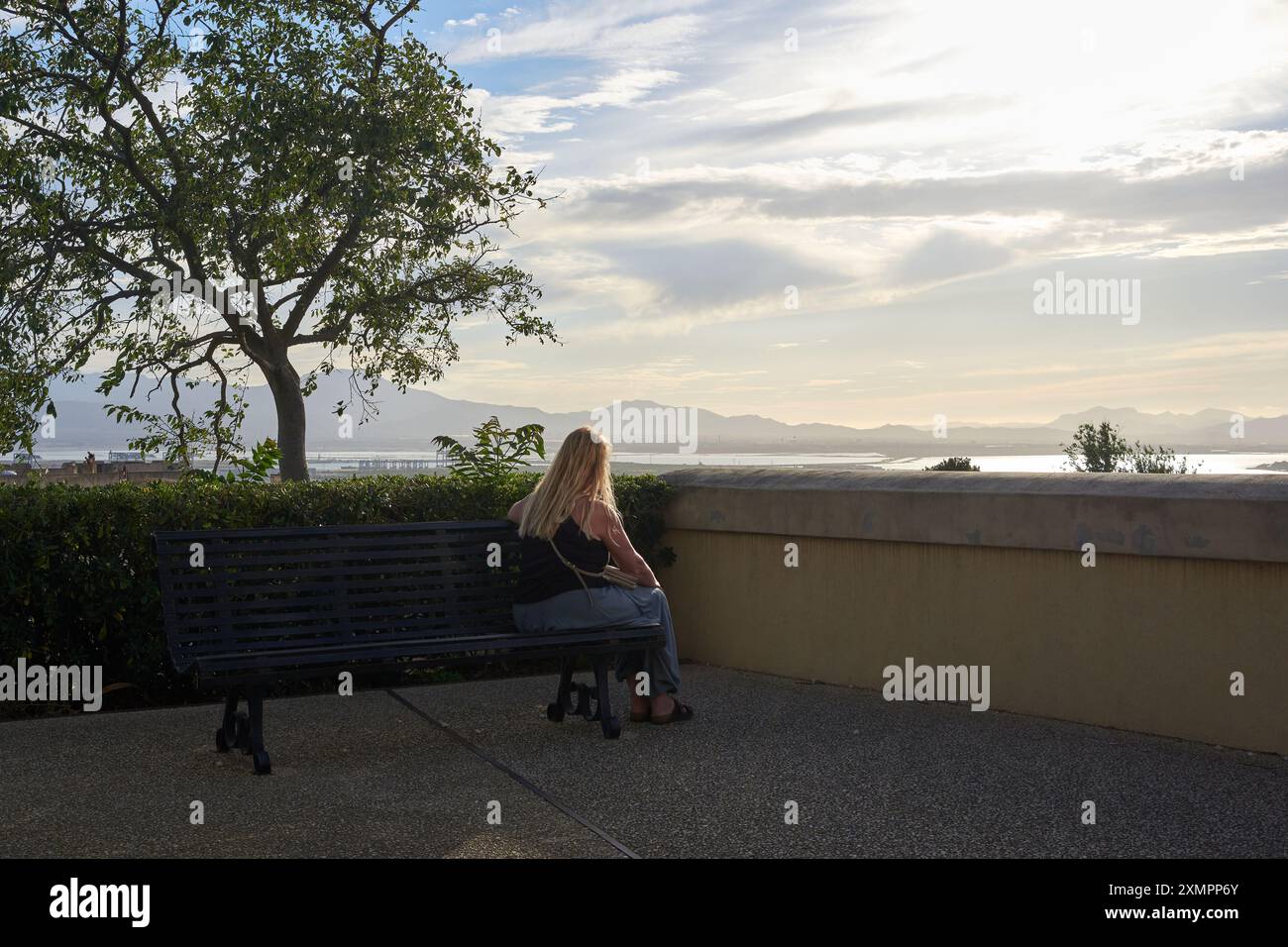 Woman sunset sad alone hi-res stock photography and images - Alamy