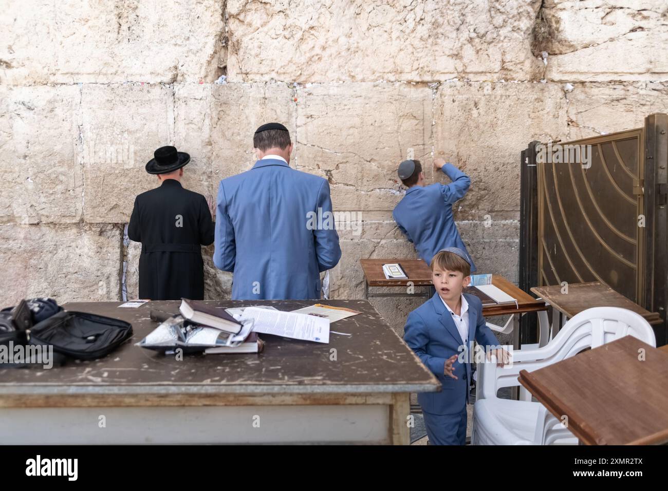 Jewish men western wall hi-res stock photography and images - Page 