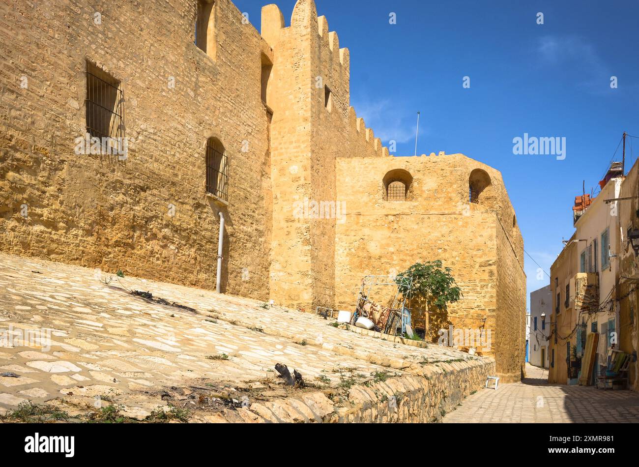 the-kasbah-defensive-walls-in-the-medina-of-sousse-tunisia-stock-photo
