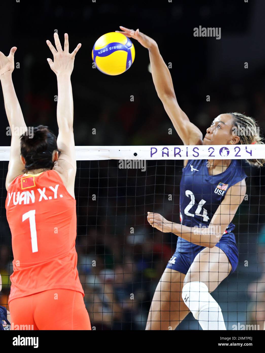 (240729) PARIS, July 29, 2024 (Xinhua) Chiaka Ogbogu (R) of the