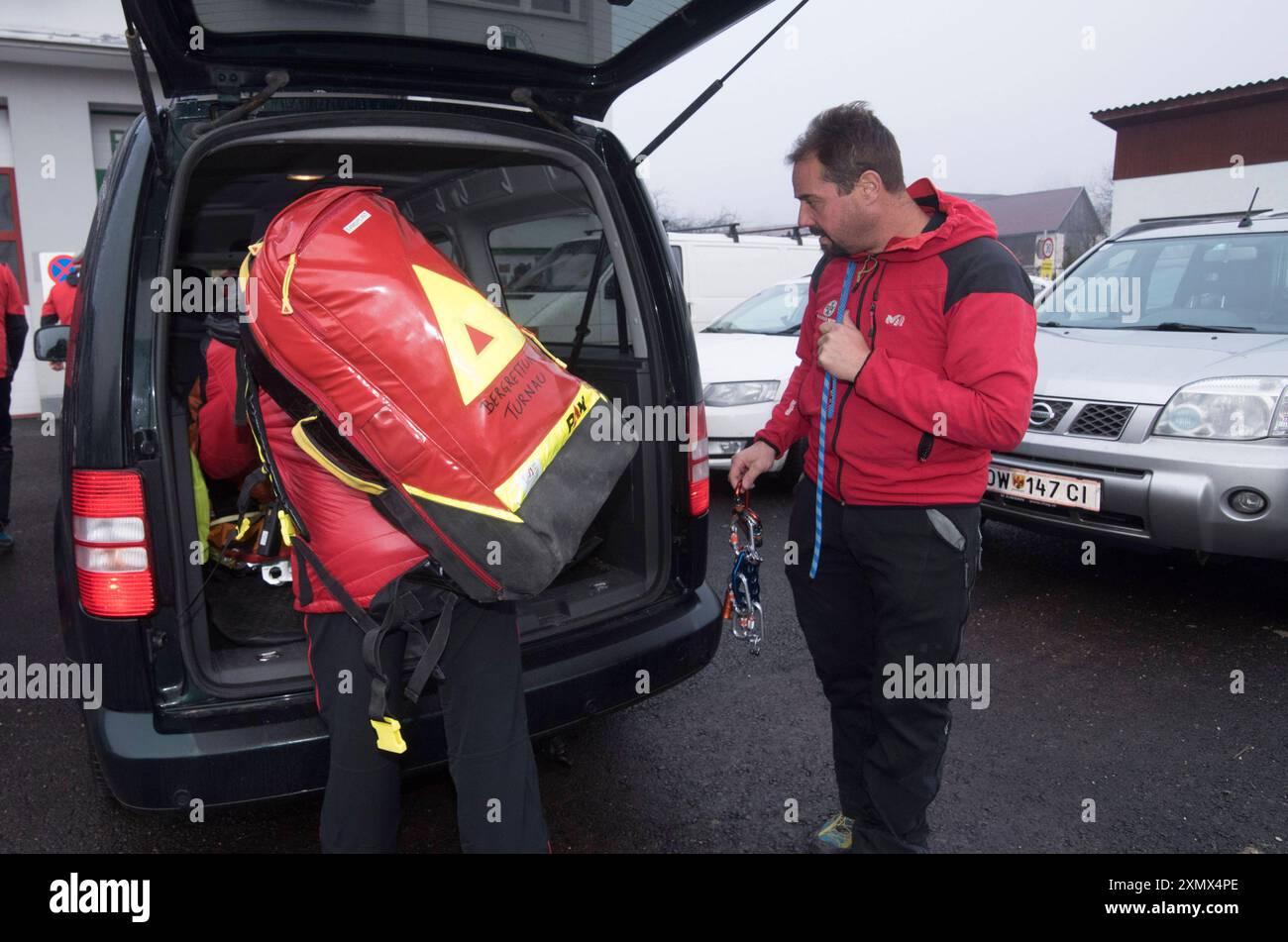 mountain rescue managing saving lifes in mountain areas mountain rescue saves lifes in mountain areas Stock Photo