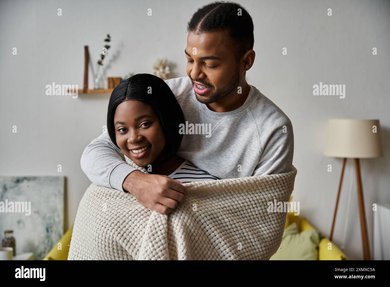 Couple snuggle under blanket hi res stock photography and images Alamy
