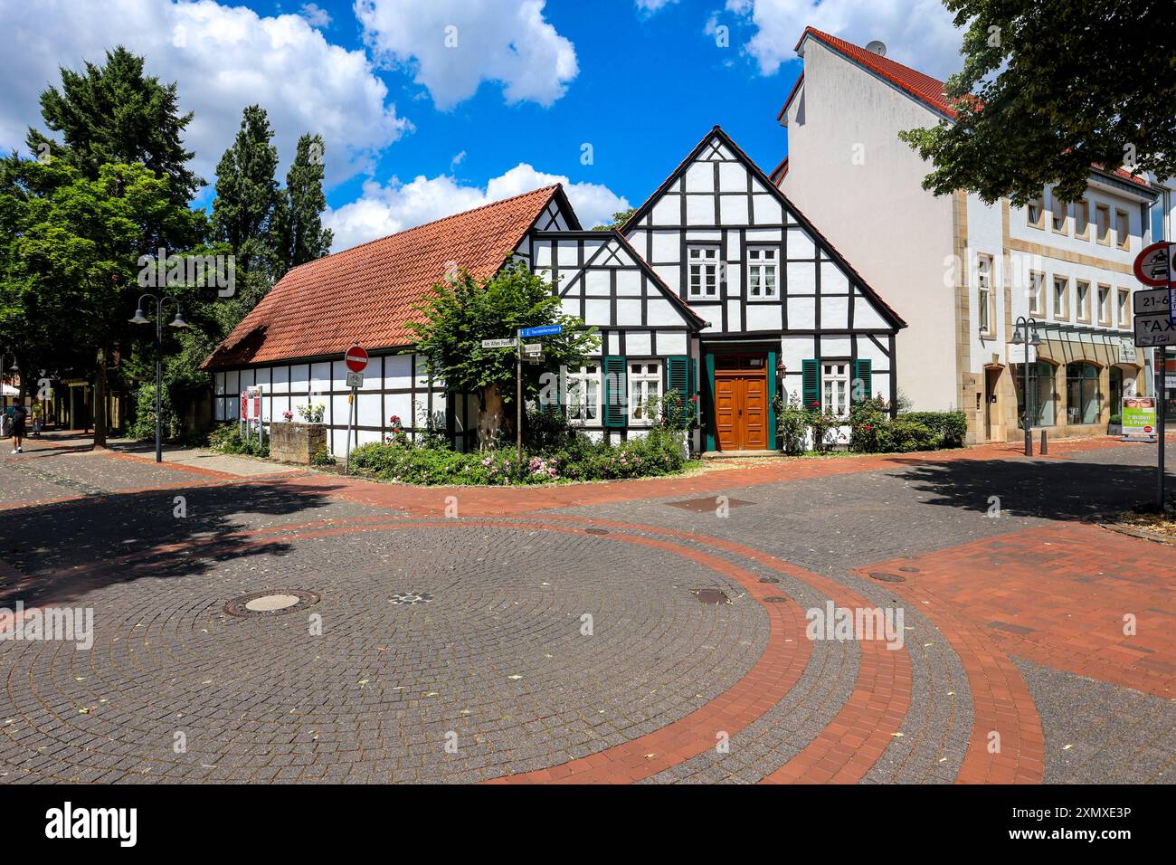 Haus Sweering. Fachwerkhaus, Ackerbürgerhaus, von 1818, ursprünglich Sitz einer Leinenweberei, später auch Kleider- und Wäschefabrik. Ibbenbüren, Nordrhein-Westfalen, DEU, Deutschland, 28.06.2024 *** House Sweering Half-timbered house, farmhouse, from 1818, originally the seat of a linen weaving mill, later also a clothing and linen factory Ibbenbüren, North Rhine-Westphalia, DEU, Germany, 28 06 2024 Stock Photo