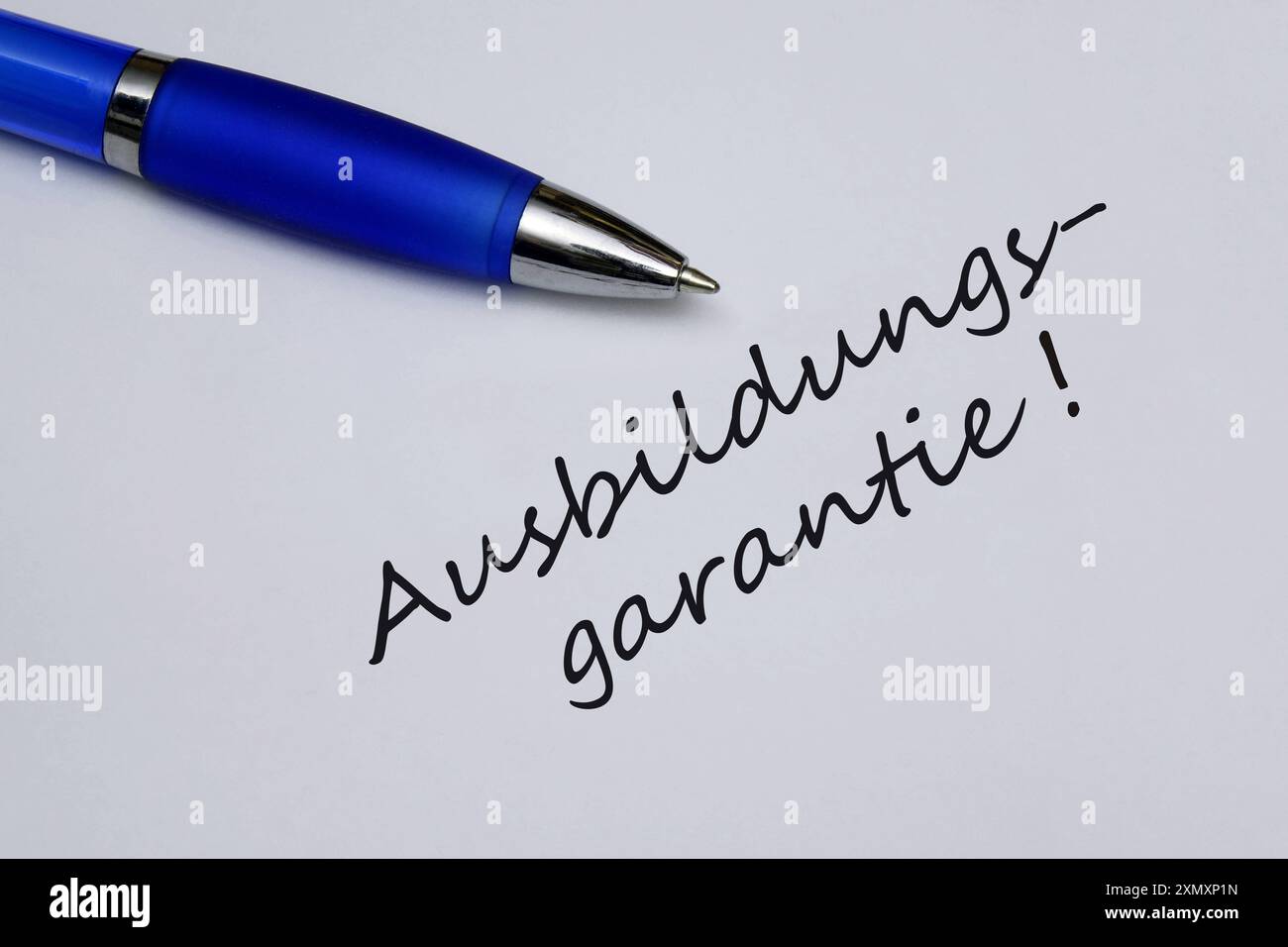Kugelschreiber und Ausbildungsgarantie Kugelschreiber und Ausbildungsgarantie, 30.07.2024, Borkwalde, Brandenburg, Neben einem Kugelschreiber befindet sich der Schriftzug Ausbildungsgarantie. *** Ballpoint pen and training guarantee Ballpoint pen and training guarantee, 30 07 2024, Borkwalde, Brandenburg, Next to a ballpoint pen is the lettering training guarantee Stock Photo