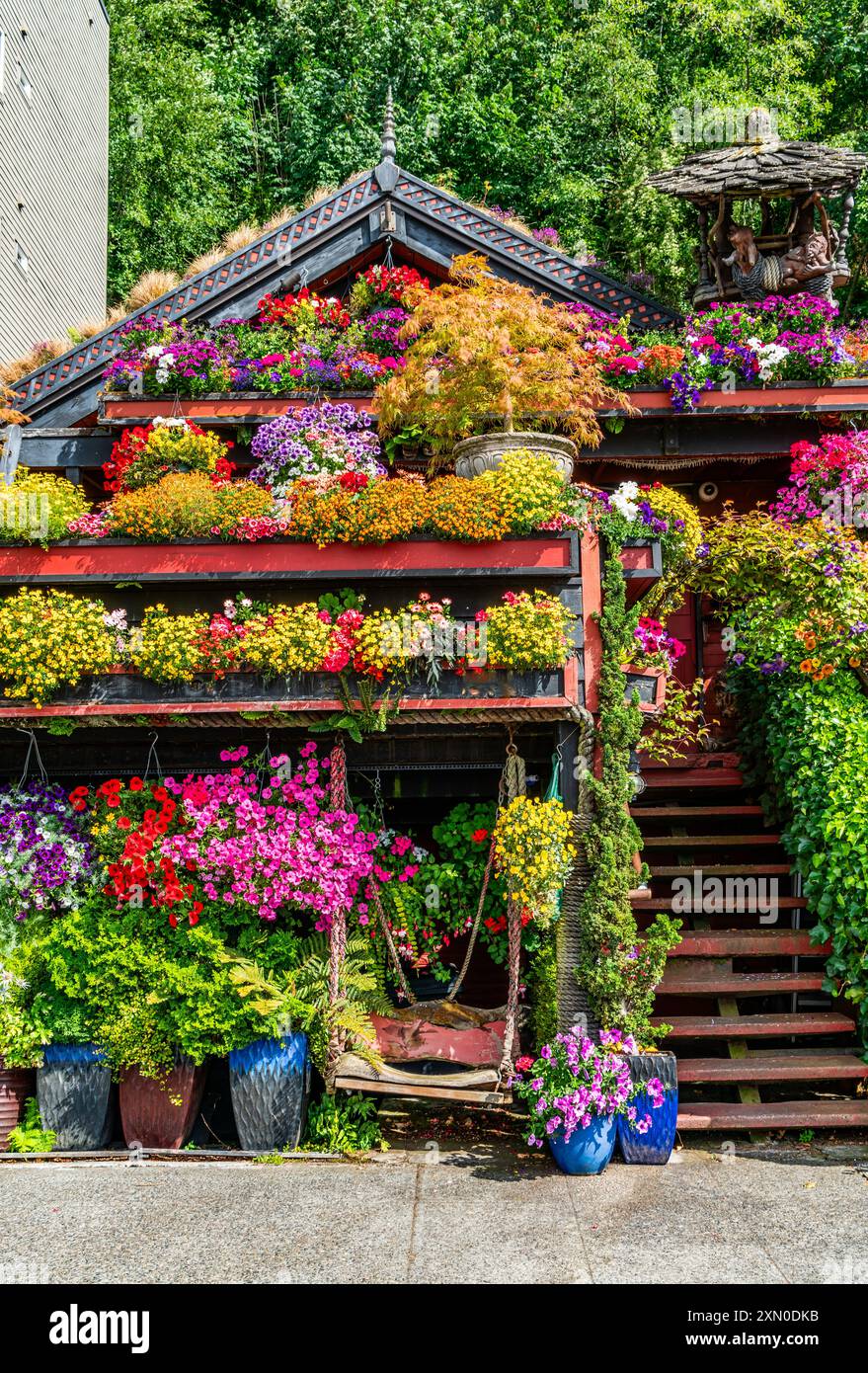 House on the hill 90cm tee Flower 花柄 A view of a crazy flower house in West Seattle, Washington Stock