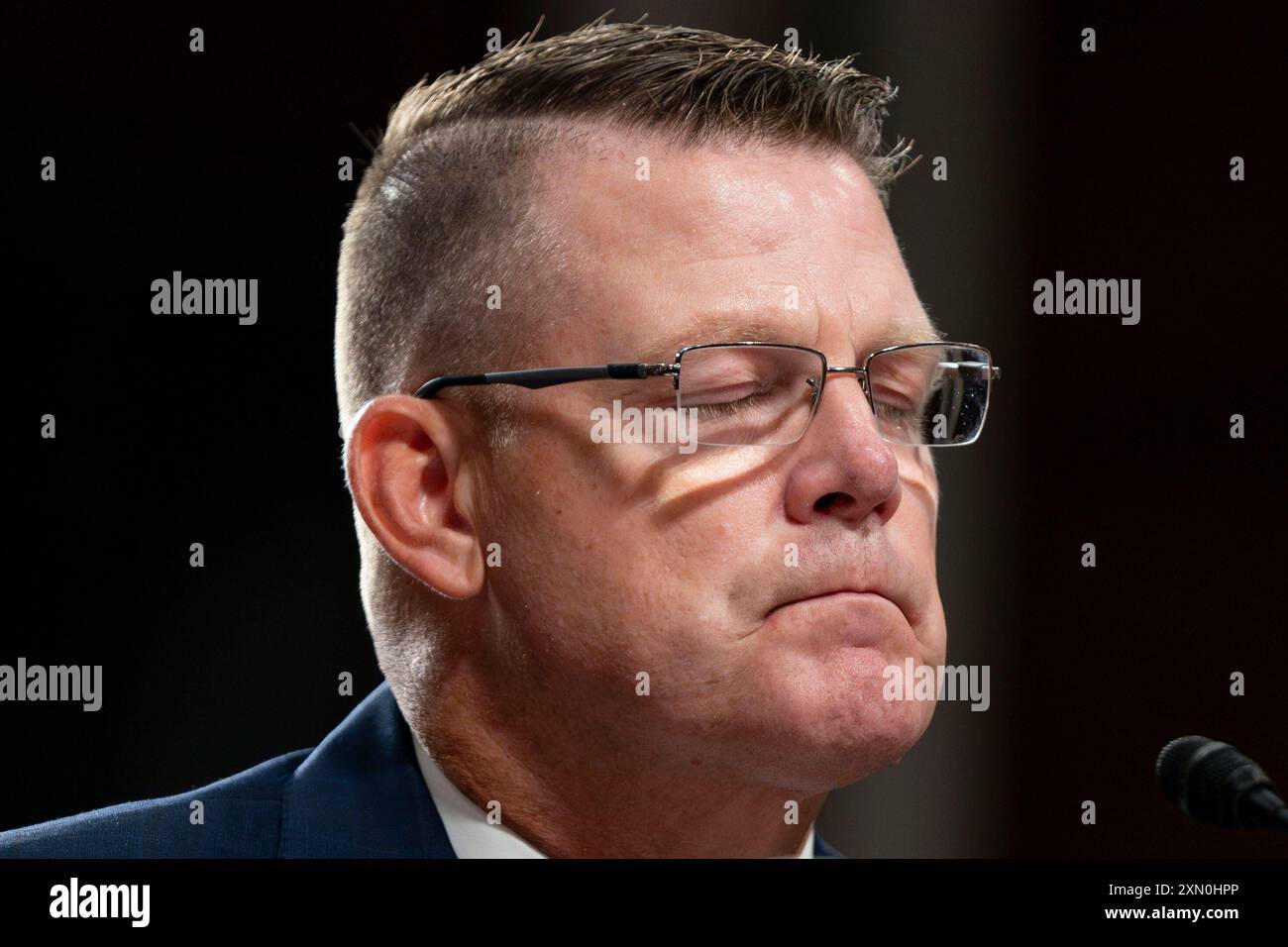 Donald trump closes eyes eyes hi-res stock photography and images - Alamy