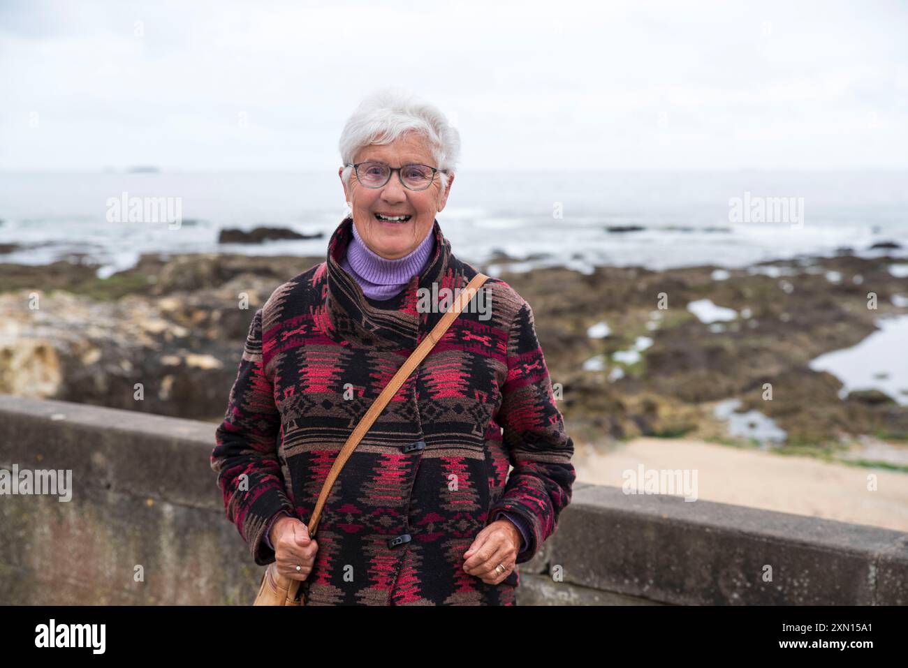 Elderly people sitting on bench hi-res stock photography and images - Alamy