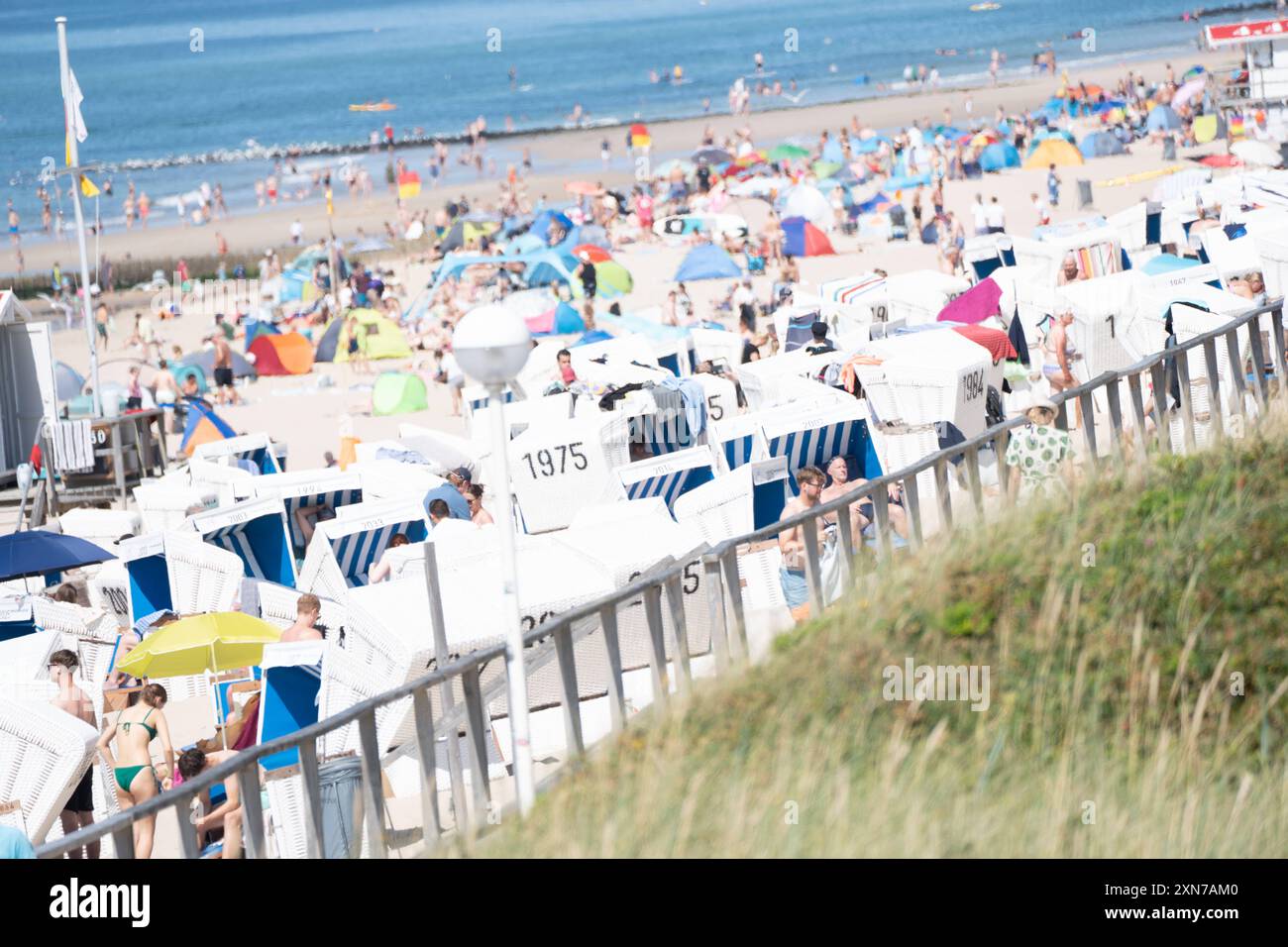 Urlaubsszene am Nordstrand der Insel SyltTourismus auf der Nordseeinsel Sylt während der Hauptsaison im Sommer 2024, Sylt Schleswig-Holstein Deutschland Brandenbuirger Strand *** Vacation scene on the north beach of the island of Sylt Tourism on the North Sea island of Sylt during the main season in summer 2024, Sylt Schleswig Holstein Germany Brandenbuirger Strand Stock Photo