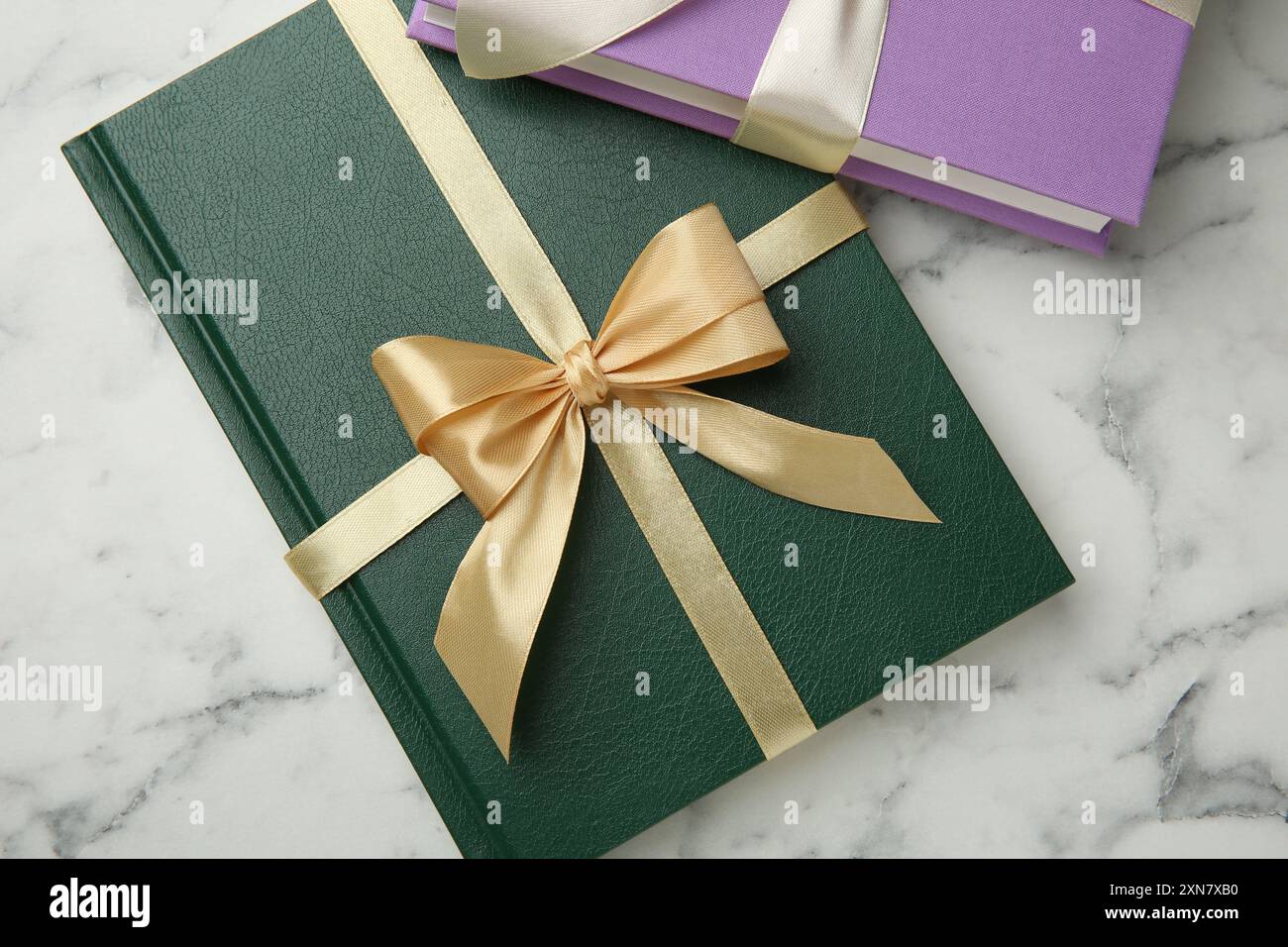 Golden ribbons table hi-res stock photography and images - Alamy