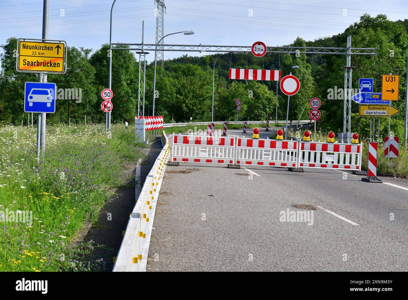 Saarbrücken. Das Verkehrschaos blieb aus. Trotz der Vollsperrung der Johannisbrücke in Richtung Friedrichsthal kam es nicht zu kilometerlangen Staus, was sicherlich auch daran liegt, dass die Sperrung in den Ferien stattfindet. Dienstag 30.7.2024 war Auftakt der Sanierungsarbeiten an den Brückenlagern, das Teilstück Richtung Sulzbachtal kann daher nicht befahren werden. Der Landesbetrieb für Straßenbau LfS sperrt die Fahrtrichtung bis voraussichtlich 11. August. Während dieser Zeit erfolgt die Umleitung entsprechend der bereits bestehenden Umleitung für Fahrzeuge mit einem zulässigen Gesamtgew Stock Photo