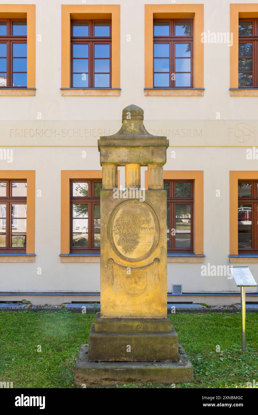 Niesky Niesky ist eine Kleinstadt im Landkreis Görlitz in der Oberlausitz. Mit knapp 10.000 Einwohnern zählt Niesky zu den kleinsten Städten im Freistaat Sachsen, die den Status der Großen Kreisstadt haben. Altes Pädagogium Gedenkstein Friedrich Ernst Daniel Schleiermacher Niesky Sachsen Deutschland *** Niesky Niesky is a small town in the district of Görlitz in Upper Lusatia With just under 10,000 inhabitants, Niesky is one of the smallest towns in the Free State of Saxony to have the status of a large district town Altes Pädagogium memorial stone Friedrich Ernst Daniel Schleiermacher Niesky Stock Photo