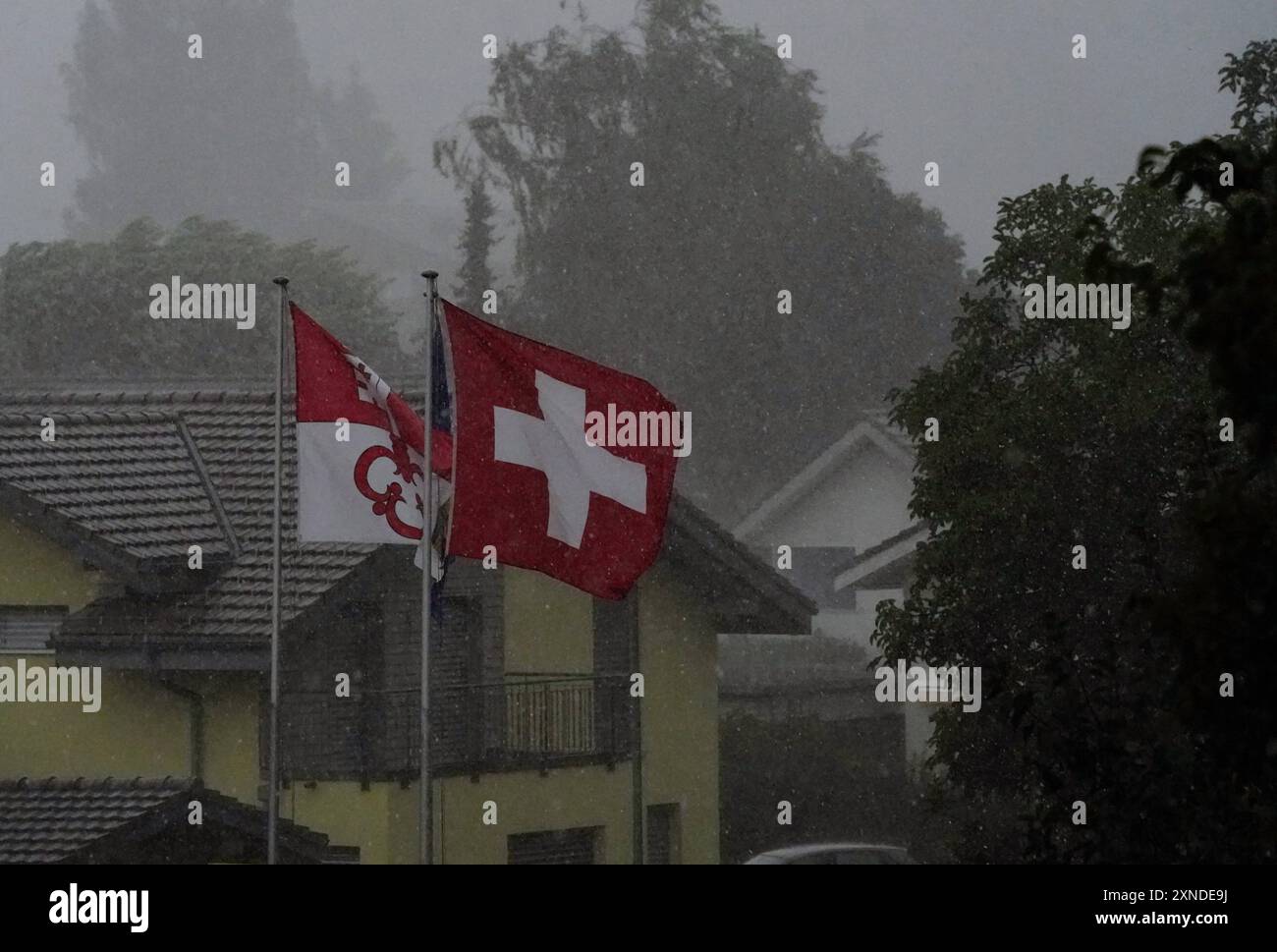 Anton Geisser 31.07.2024 Kerns,Schweiz, Bild : Sturm und Gewitter,Hagel ueber Obwalden. Schweizer und Obwaldner Fahne *** Anton Geisser 31 07 2024 Kerns,Switzerland, picture storm and thunderstorm,hail over Obwalden Swiss and Obwalden flag Stock Photo