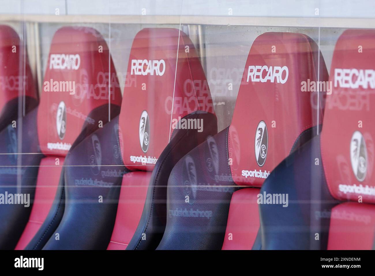 Sitzbank des SC Freiburg, Recaro-Sitze, Recaro, Insolvent, Pleite, Autozulieferer, ergonomisch gestaltet, Recaro-Logo, Vereinslogo SC Freiburg, reflektierende Scheiben, hochwertige Materialien, bekannt für Sportsitze, Einsatz im Profifußball, Ersatzbank und Trainerbereich, Sitzkomfort und Langlebigkeit, Zusammenarbeit mit Sportvereinen, Sichtbarkeit von Markenlogos, moderner Stadionausstattung, Insolvenz *** SC Freiburg bench seat, Recaro seats, Recaro, insolvency, bankruptcy, automotive supplier, ergonomic design, Recaro logo, SC Freiburg club logo, reflective windows, high-quality materials, Stock Photo