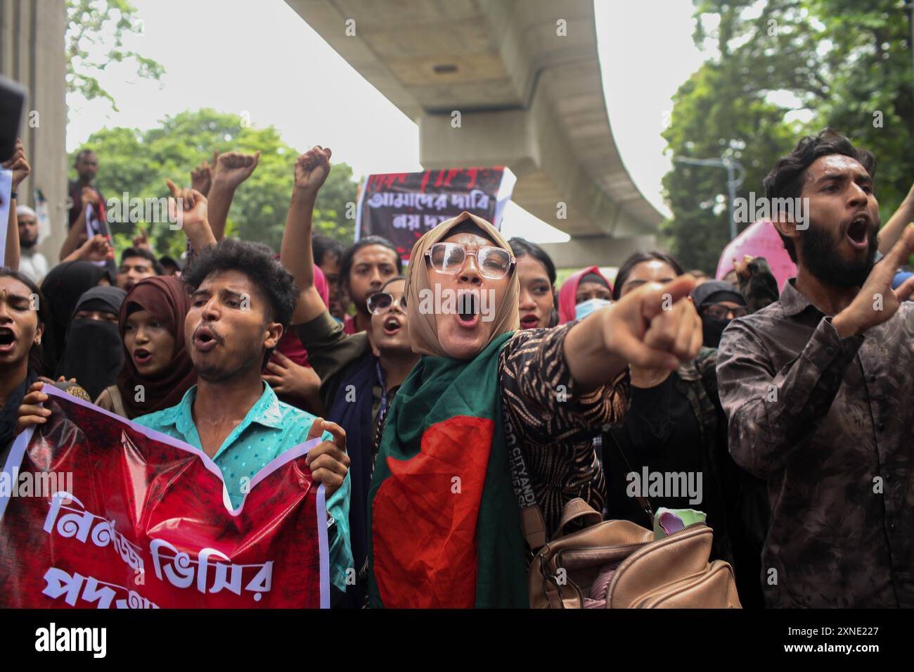 Dhaka, Dhaka, Bangladesh. 31st July, 2024. Student shout slogans during a protest march outside the High Court building demanding justice for the victims arrested and killed in the recent countrywide violence in Dhaka on July 31, 2024. Bangladesh's government called for a day of mourning on July 30 for victims of violence in nationwide unrest, but students denounced the gesture as disrespectful of classmates killed during clashes with police this month. (Credit Image: © Abu Sufian Jewel/ZUMA Press Wire) EDITORIAL USAGE ONLY! Not for Commercial USAGE! Stock Photo