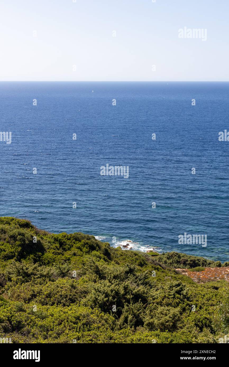 Cliff overlooking the sea hi-res stock photography and images - Alamy