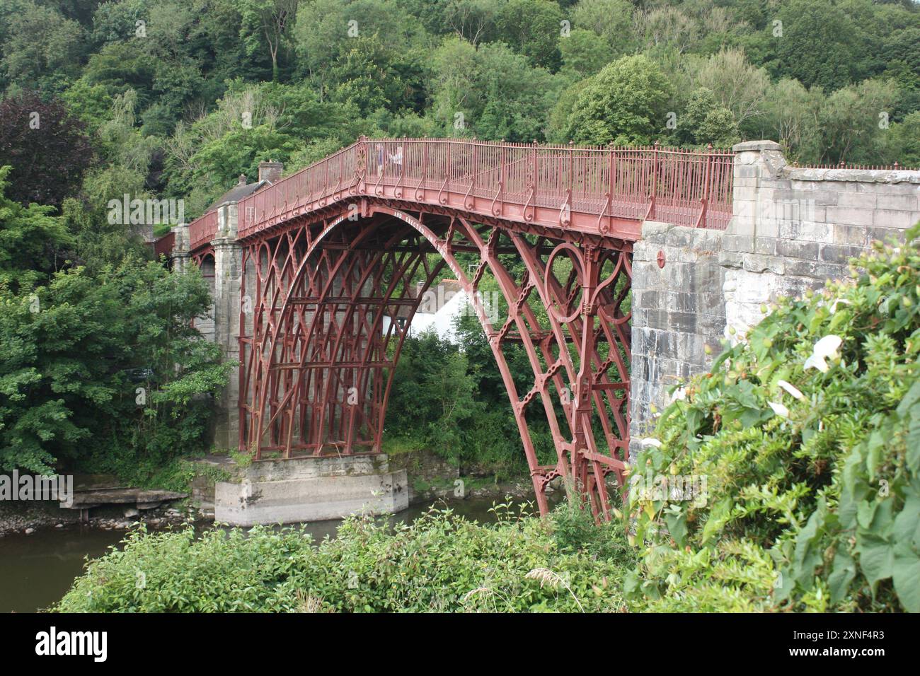 The world's first iron bridge, opened in 1781, across the River Severn in Ironbridge, Shropshire, England, UK. Stock Photo