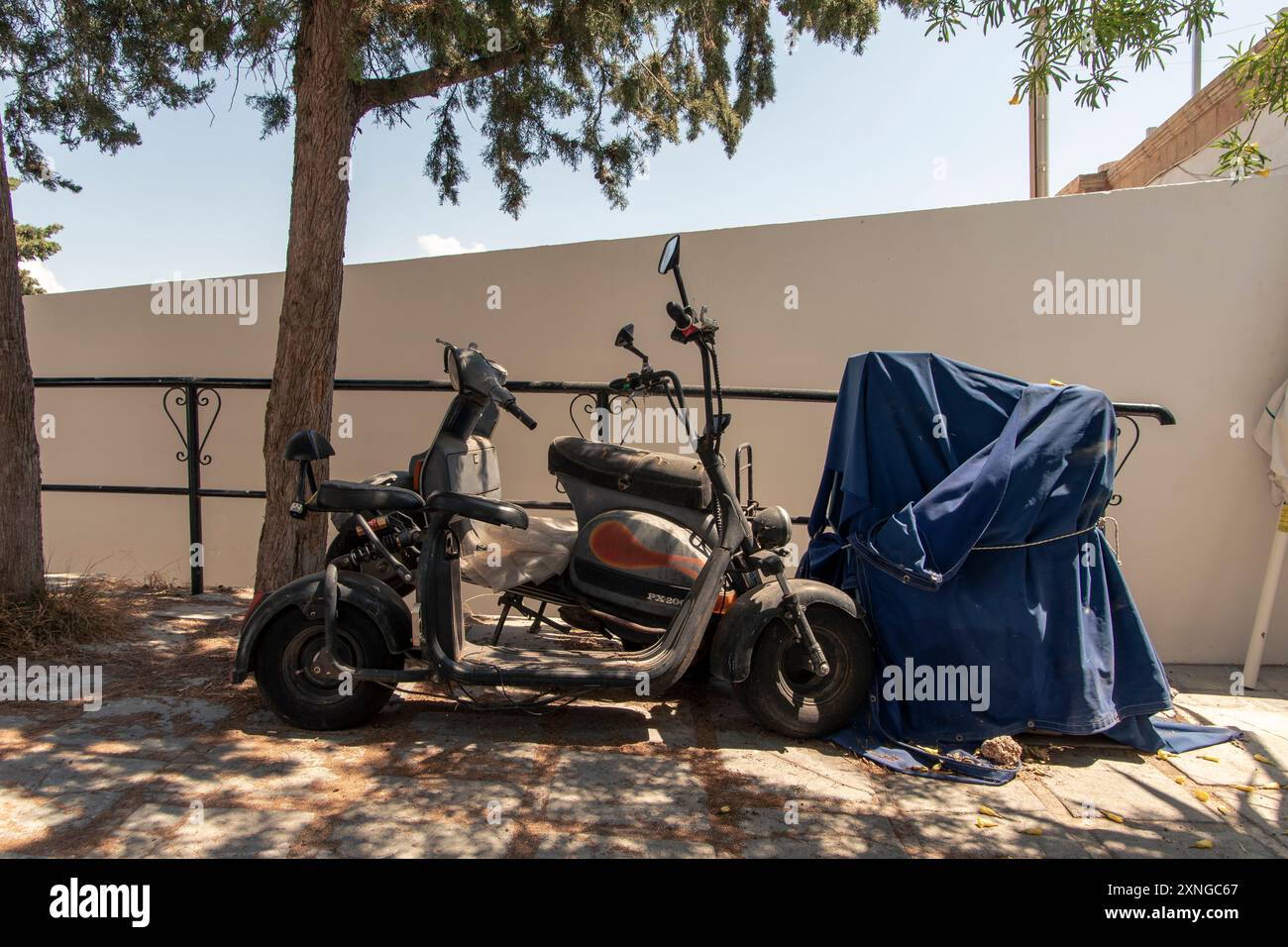 Old motorbike scooter rusty hi-res stock photography and images - Alamy