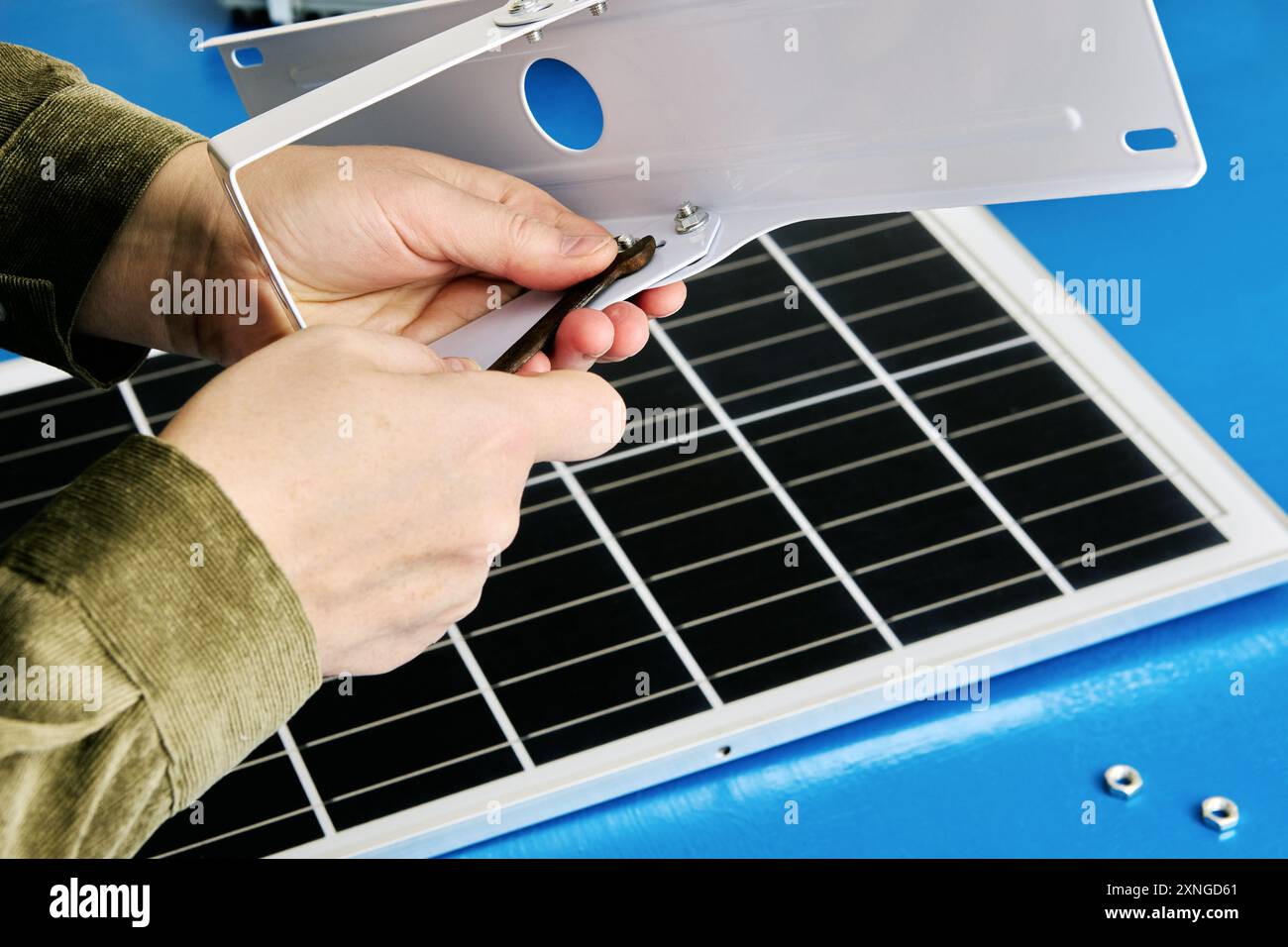 Setting up lighting support hi-res stock photography and images - Alamy