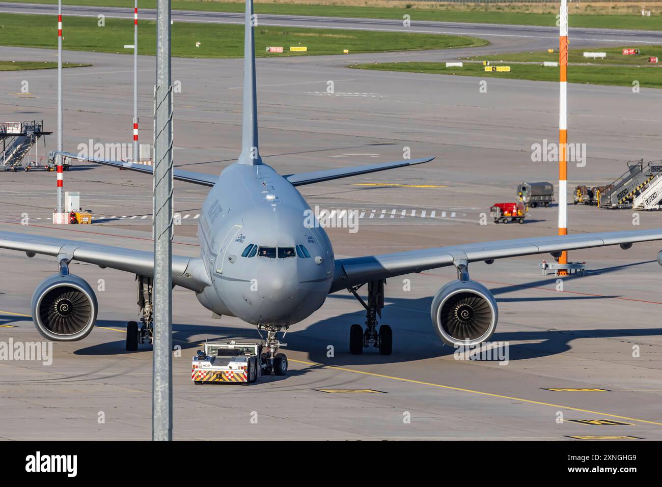 Militärflugzeug auf dem Weg zum Start am Flughafen Stuttgart ...