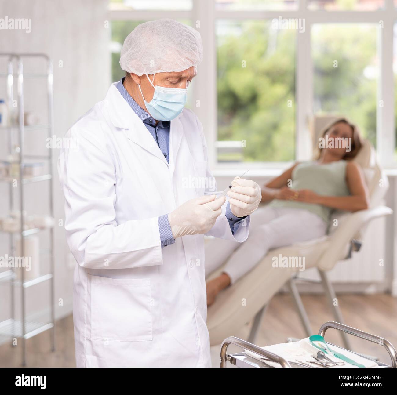 Old male doctor preparing injection for woman patient Stock Photo - Alamy
