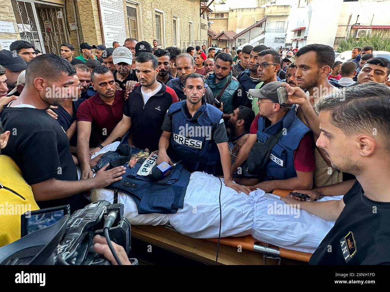 Gaza, Gaza. 31st July, 2024. Mourners and colleagues surround the body of Al-Jazeera Arabic journalist Ismail al-Ghoul, killed along with his cameraman Rami al-Refee in an Israeli strike during their coverage of Gaza's Al-Shati refugee camp, on Tuesday, July 31, 2024. Al Jazeera condemned the killing of two of its journalists, calling the deaths a 'cold-blooded assassination' in a statement. Photo by Hossam Azzam/UPI Credit: UPI/Alamy Live News Stock Photo