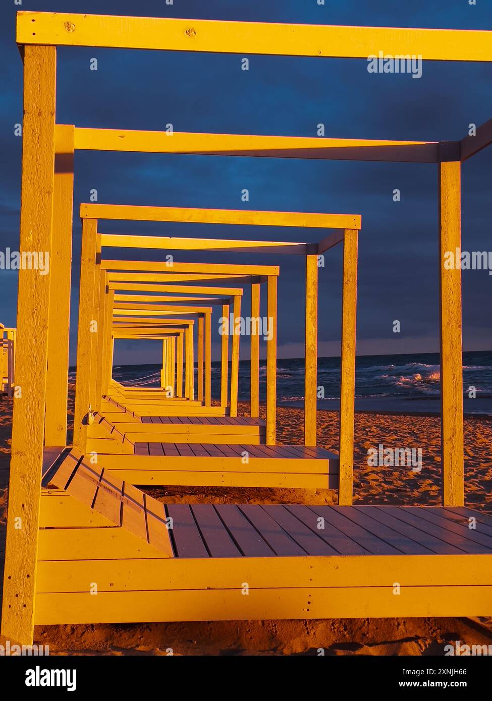 Empty sandy beach ocean waves hi-res stock photography and images - Alamy