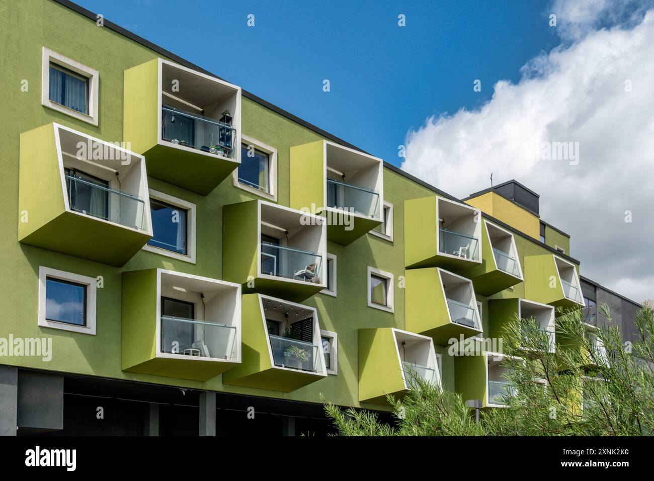 Moderne dänische Architektur in Orestad, schräge Balkone, Seniorenwohnungen, Plejecenter, Amager Vest, Kopenhagen Stock Photo