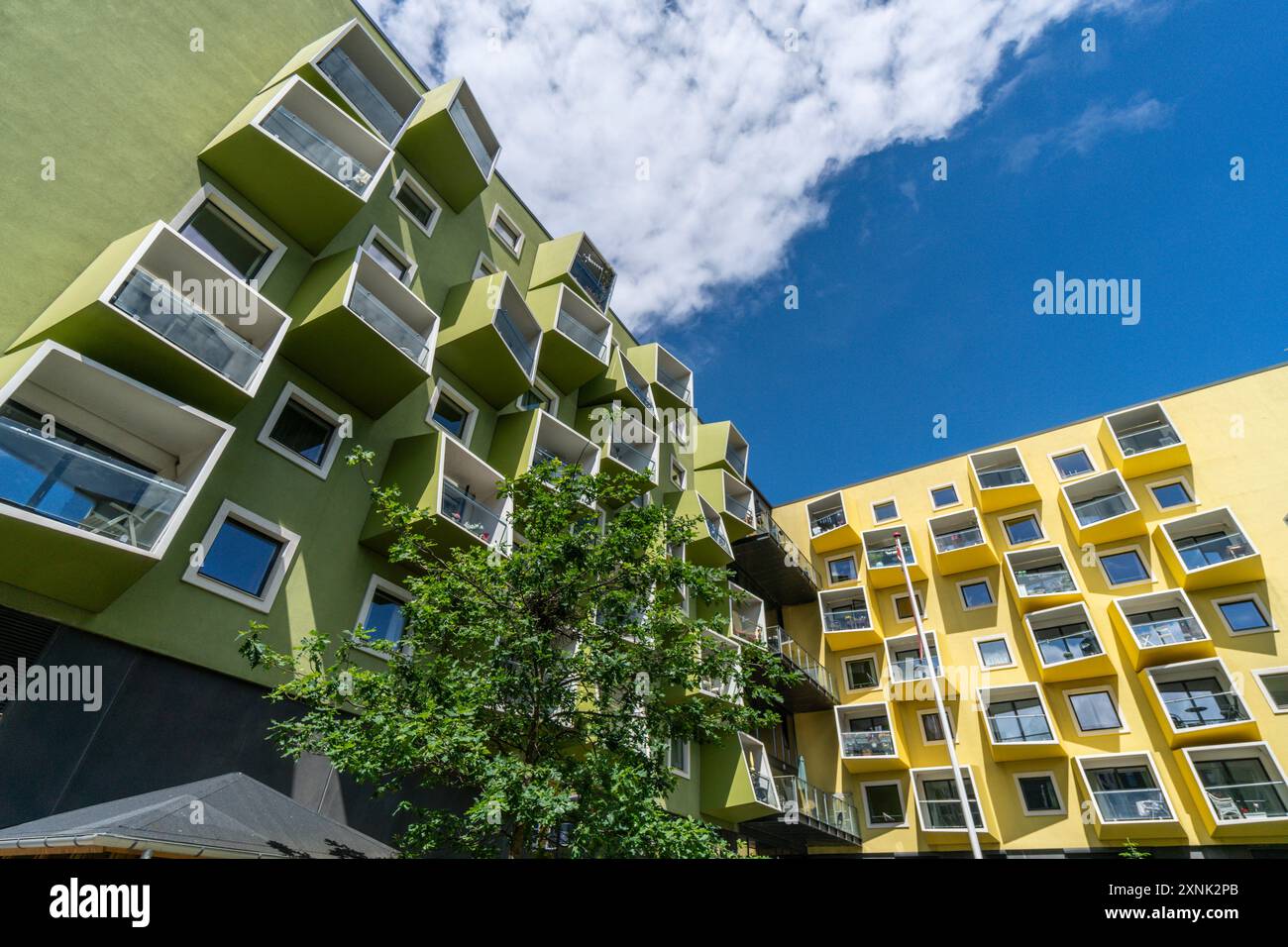 Moderne dänische Architektur in Orestad, schräge Balkone, Seniorenwohnungen, Plejecenter, Amager Vest, Kopenhagen Stock Photo