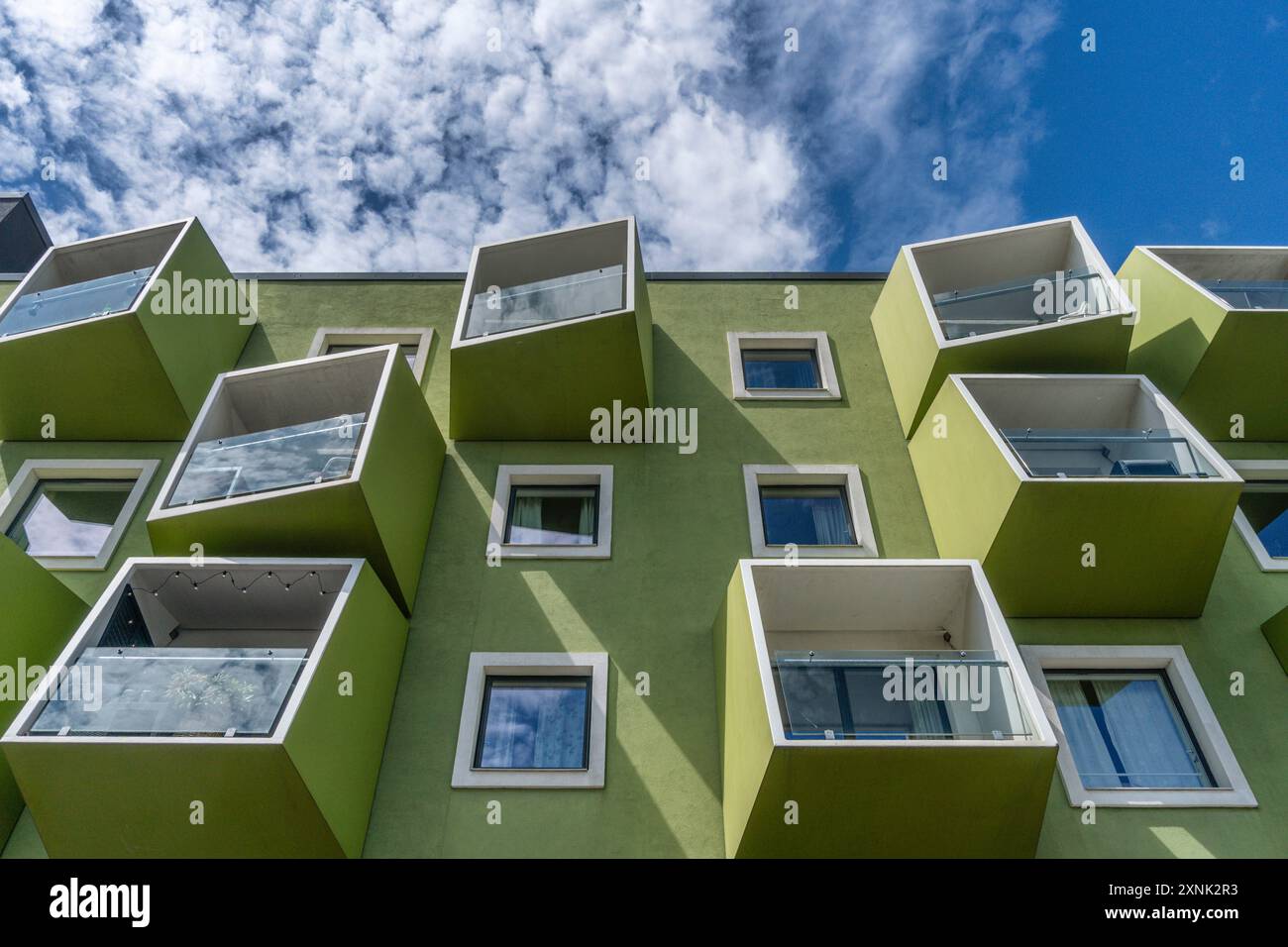 Moderne dänische Architektur in Orestad, schräge Balkone, Seniorenwohnungen, Plejecenter, Amager Vest, Kopenhagen Stock Photo