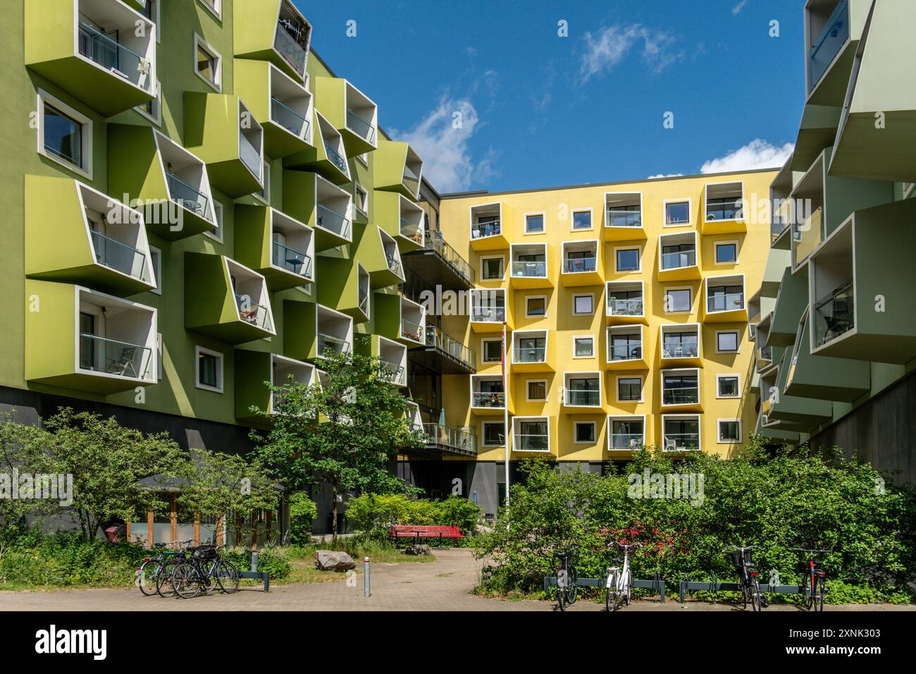 Moderne dänische Architektur in Orestad, schräge Balkone, Seniorenwohnungen, Plejecenter, Amager Vest, Kopenhagen Stock Photo