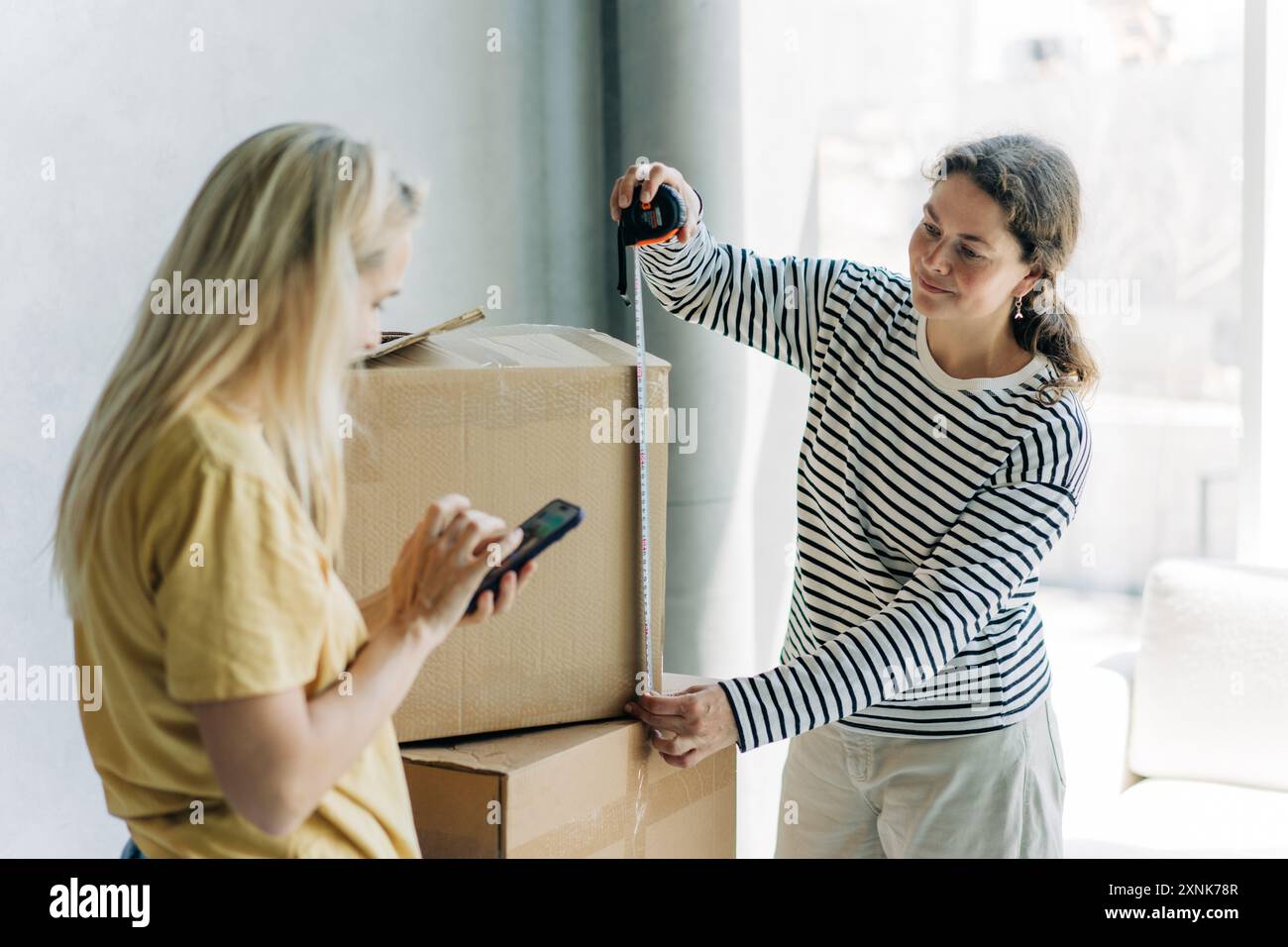Woman women packing boxes hi-res stock photography and images - Alamy