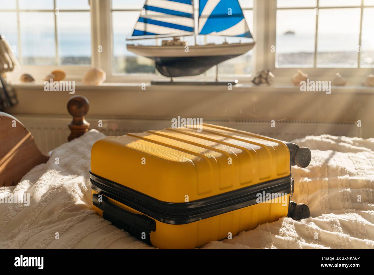 Old fashioned suitcase hotel hi-res stock photography and images - Alamy
