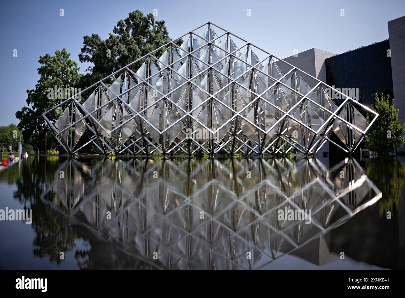 WASHINGTON DC, United States — The Delta Solar sculpture by Venezuelan artist Alejandro Otero outside the Smithsonian National Air and Space Museum in Washington DC. This abstract, kinetic sculpture features stainless steel 'sails' that move with the wind, arranged in a geometric Delta Formation grid structure. Stock Photo