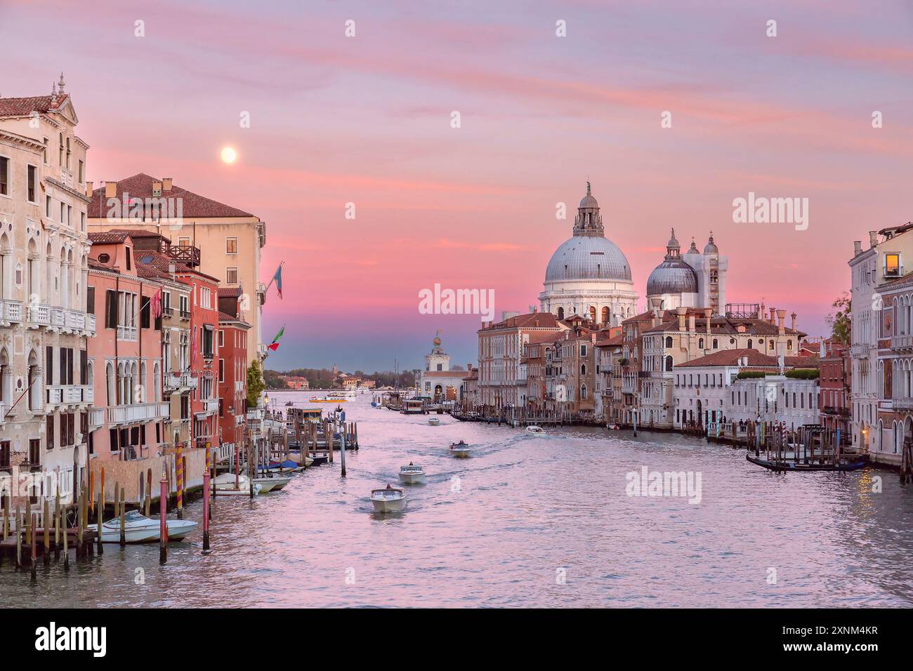Sunset view of the Grand Canal and Basilica di Santa Maria della Salute ...