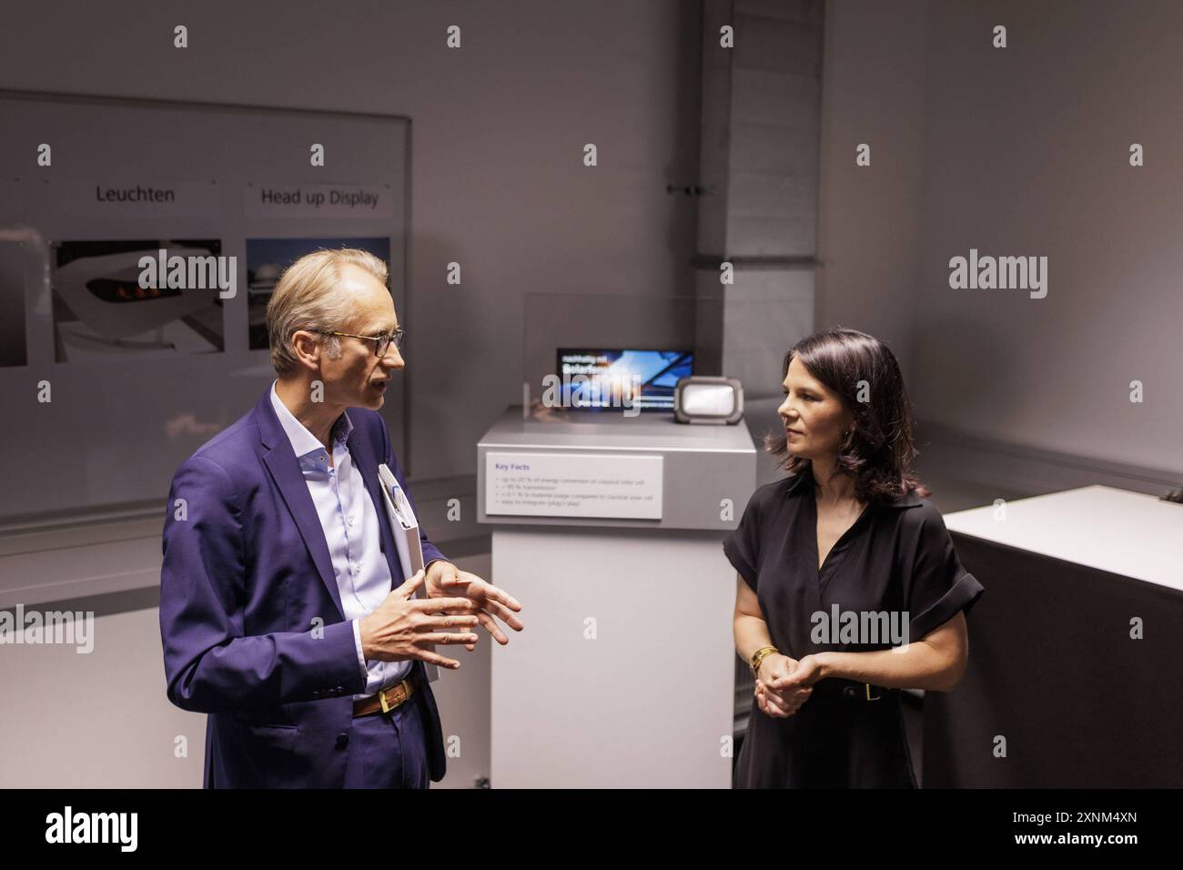 Bernhard Ohnesorge, Geschaeftsfuehrer der Carl Zeiss Jena GmbH, und Annalena Baerbock Buendnis 90/Die Gruenen, Bundesaussenministerin, aufgenommen im Rahmen eines Besuchs der Carl Zeiss Unternehmensgruppe waehrend der Deutschlandreise der Aussenministerin in Jena, 31.07.2024. Fotografiert im Auftrag des Auswaertigen Amtes. Jena Deutschland *** Bernhard Ohnesorge, Managing Director of Carl Zeiss Jena GmbH, and Annalena Baerbock Buendnis 90 Die Gruenen , Federal Foreign Minister, photographed during a visit to the Carl Zeiss Group of Companies during the Foreign Ministers trip to Germany in Jena Stock Photo