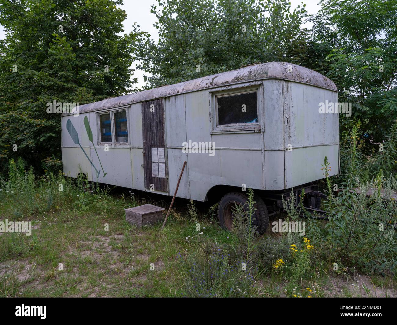 Alter Schferwagen, Bauwagen, auf dem Campinglatz Wilde Heimat Frstenberg/Havel  Brandenburg Deutschland *** Old shepherds wagon, construction trailer, on  the Wilde Heimat campsite Frstenberg Havel Brandenburg Germany Stock Photo  - Alamy