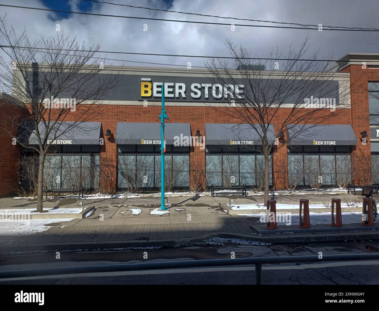Outdoor wine storefront sign hi-res stock photography and images - Alamy