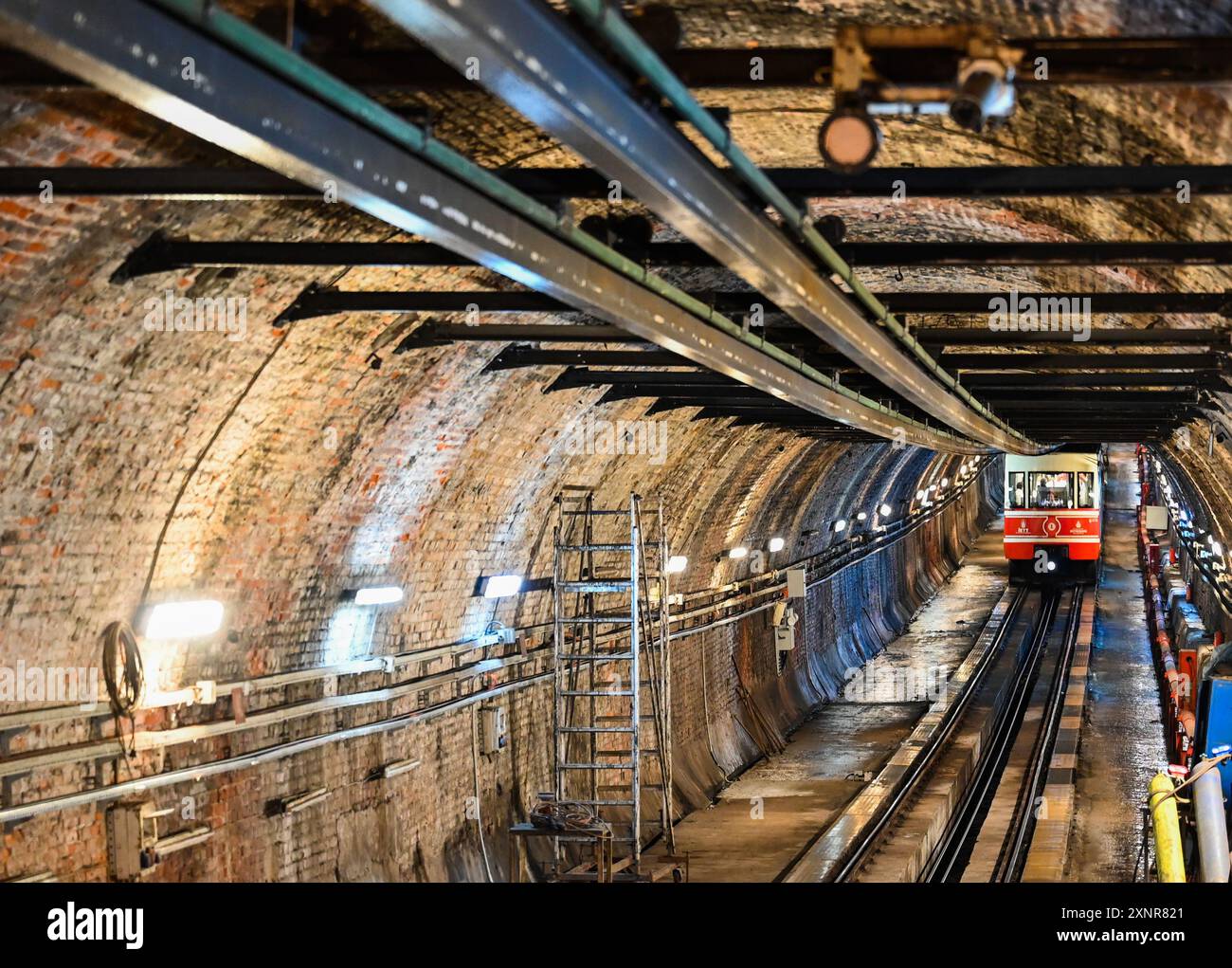London 1875 train hi-res stock photography and images - Alamy