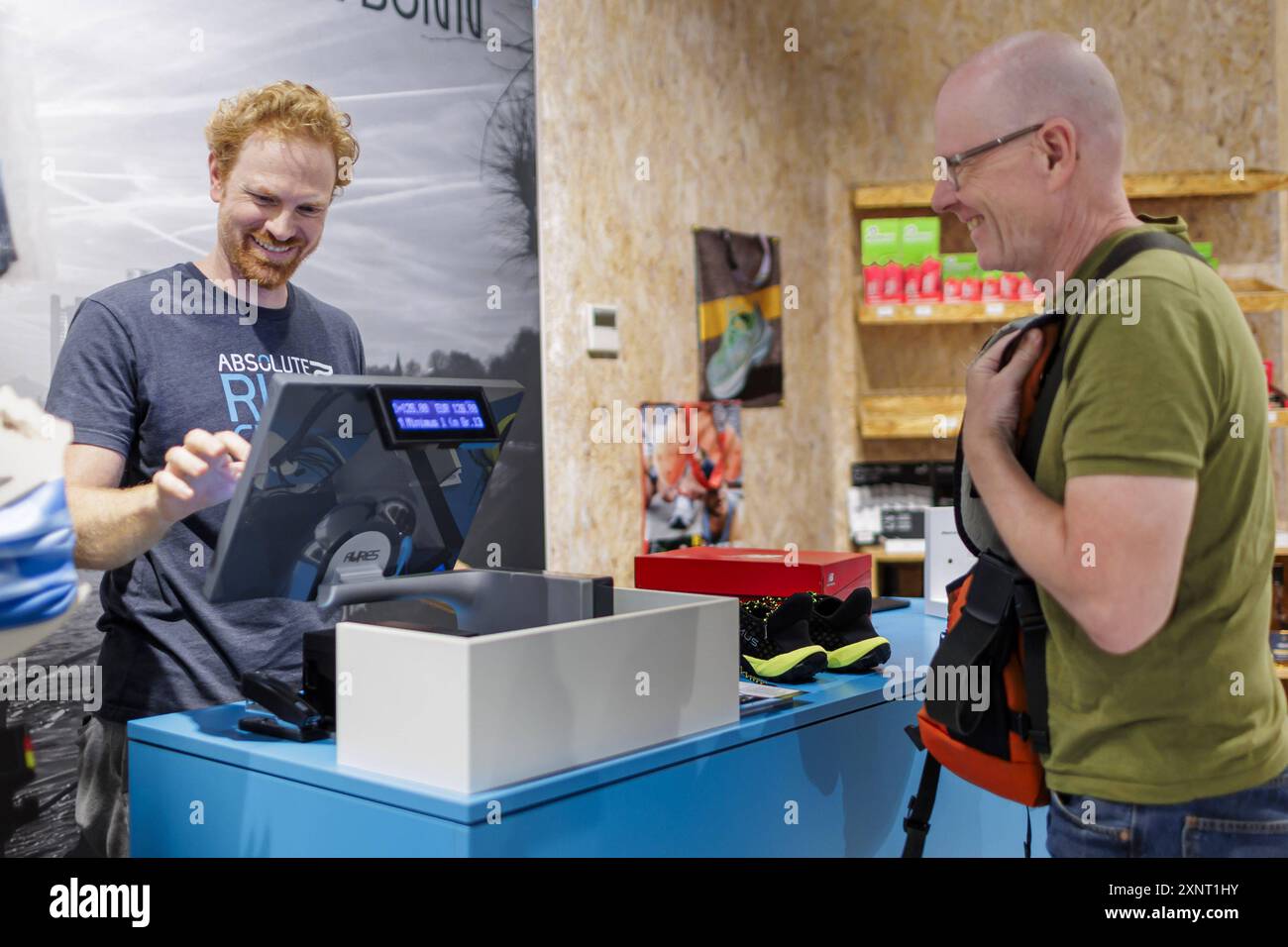 Sportartikel Verkauf, Einkauf im Einzelhandel, Bonn, 31.07.2024. Kunde und Kassierer beim Bezahlen. Bonn Deutschland *** Sporting goods sales, retail Stock Photo